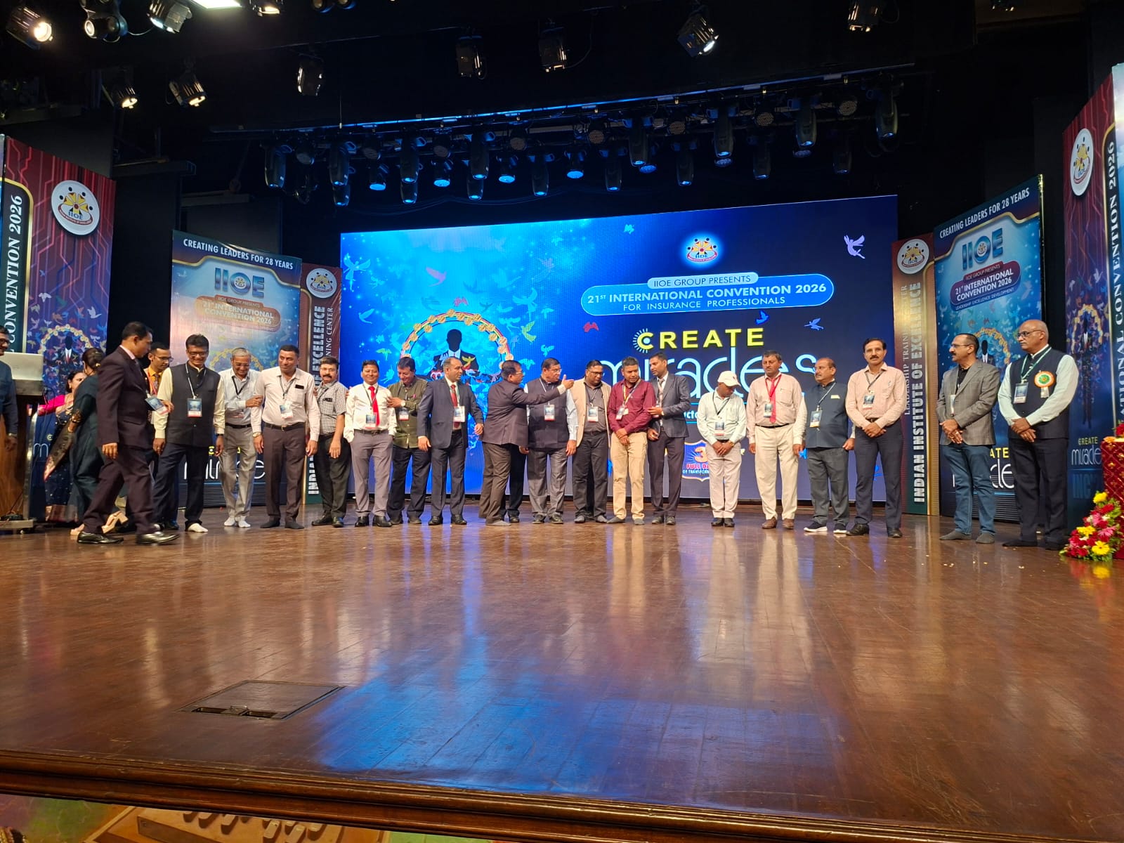 Pravin Ozarkar was felicitated at the 'Insurance Professional Award' ceremony held at Shanmukhananda Hall (Asia's largest hall) in Sion, Mumbai, on October 7, 2026.
